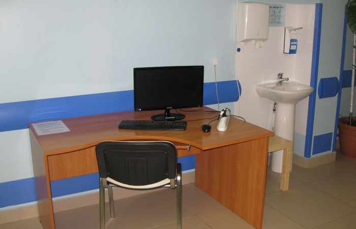 Компьютер с доступом в интернет в коридоре отделения для пациенток.